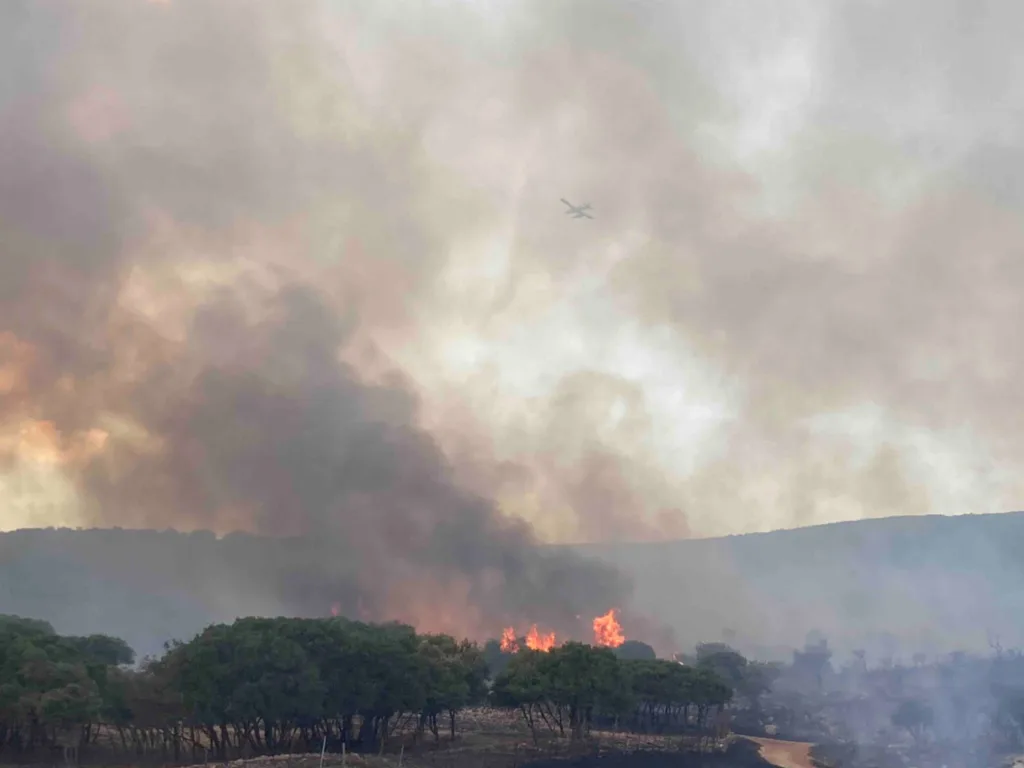 Μαίνεται η φωτιά στο Καλαπόδι – Εκκενώνονται Σφάκα και Κατάλυμα Φθιώτιδας με μήνυμα 112