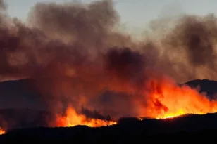 Πύρινο μέτωπο στην Νότια Γαλλία, χιλιάδες εκκενώσεις ΒΙΝΤΕΟ