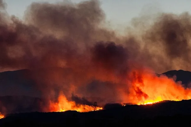 Πύρινο μέτωπο στην Νότια Γαλλία, χιλιάδες εκκενώσεις ΒΙΝΤΕΟ