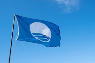 Εννέα ακτές έχασαν τη «Γαλάζια Σημαία» το 2026 – Εκτός λίστας παραλίες δύο νησιών