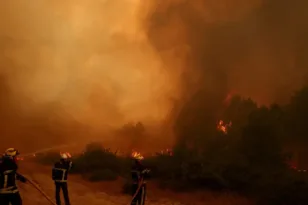Πύρινη κόλαση σε Γαλλία και Ισπανία: Πάνω από 200.000 απομακρύνσεις, ο στρατός στη μάχη με τις φλόγες