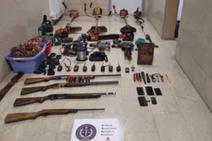 Το χωριό καιγόταν ξανά και ξανά: Πρόεδρος κοινότητας, ο αδελφός του και πυροσβέστης συνελήφθησαν για εμπρησμούς και εκβιασμούς