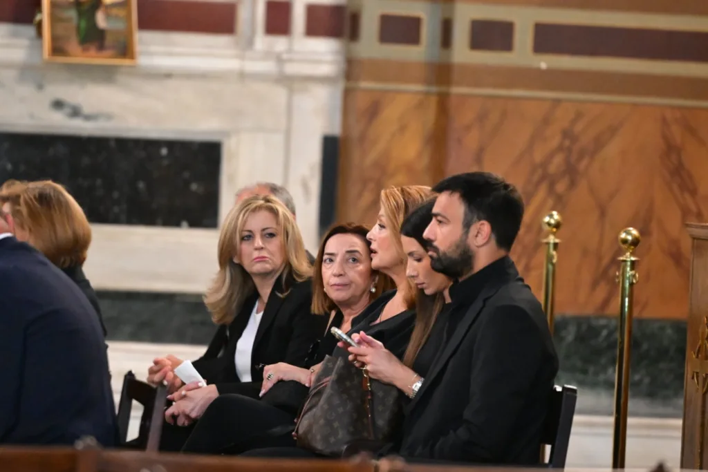 Σε κλίμα συγκίνησης το τελευταίο «αντίο» στη Μάρω Κοντού - Στη Μητρόπολη Αθηνών η σορός της