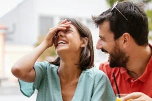 Τα δύο «αθώα» ψέματα που ίσως χωρούν σε μια σχέση – Και η κόκκινη γραμμή