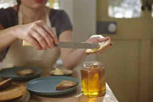 Μέλι με ψωμί ολικής: Ανεβάζει τελικά το σάκχαρο;