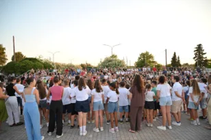 Παιδικές φωνές, θέατρο και χορός στην πλαζ – Έκλεισε η Α’ περίοδος της κατασκήνωσης του Δήμου Πατρέων ΦΩΤΟ
