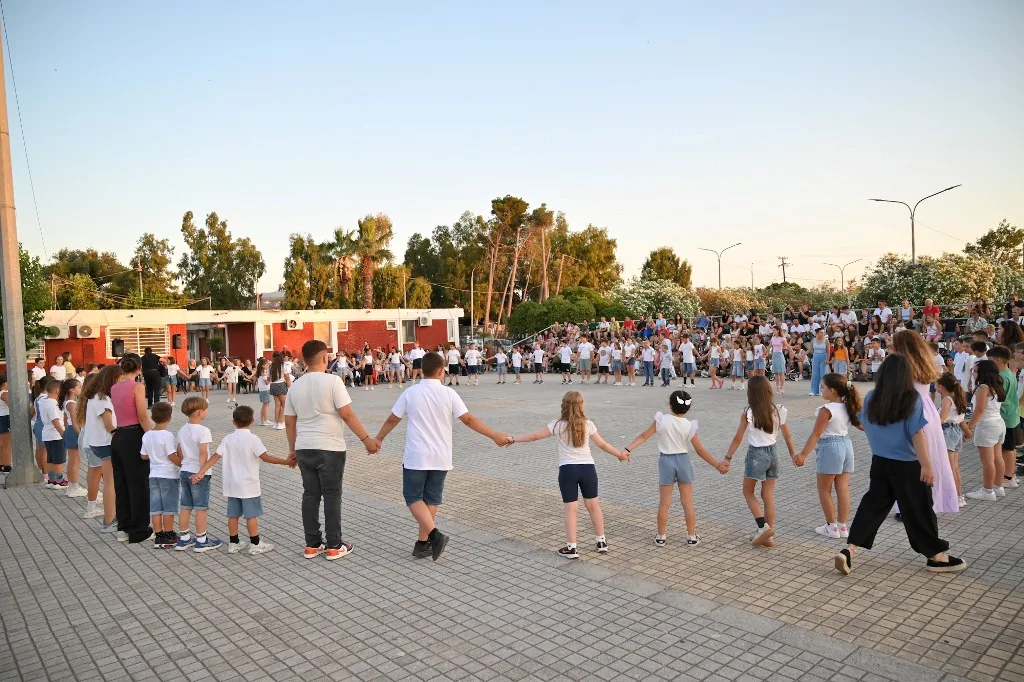 Παιδικές φωνές, θέατρο και χορός στην πλαζ – Έκλεισε η Α’ περίοδος της κατασκήνωσης του Δήμου Πατρέων ΦΩΤΟ