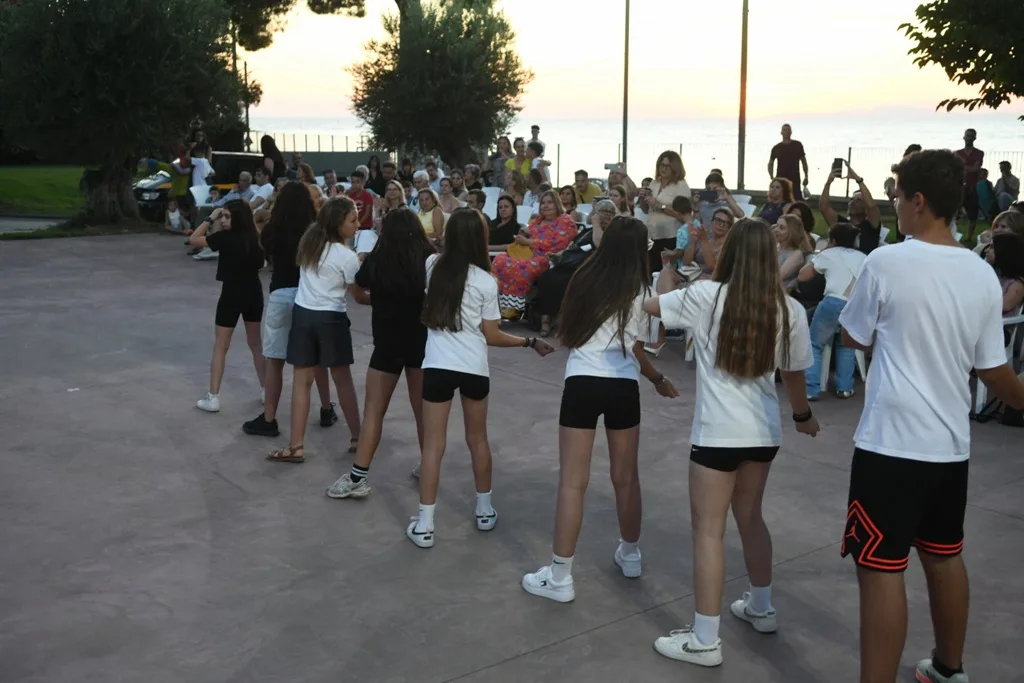 Ροΐτικα: «Μια βαλίτσα γεμάτη όνειρα» στη γιορτή της Παιδικής Κατασκήνωσης του Δήμου Πατρέων ΦΩΤΟ Ροΐτικα: «Μια βαλίτσα γεμάτη όνειρα» στη γιορτή της Παιδικής Κατασκήνωσης του Δήμου Πατρέων ΦΩΤΟ