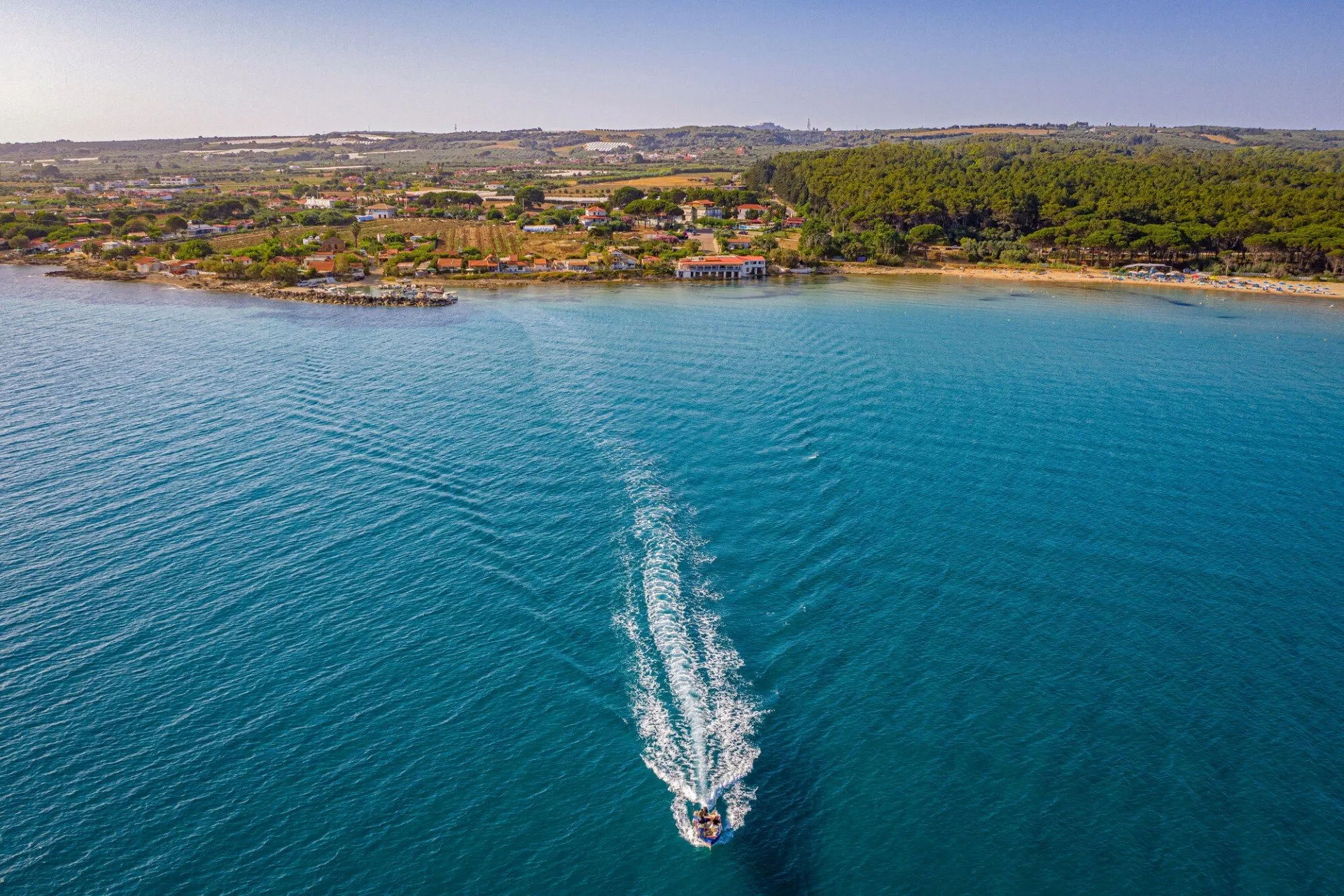 Χρυσαφένια αμμουδιά και καθαρά νερά στην παραλία Γλύφα στην Ηλεία
