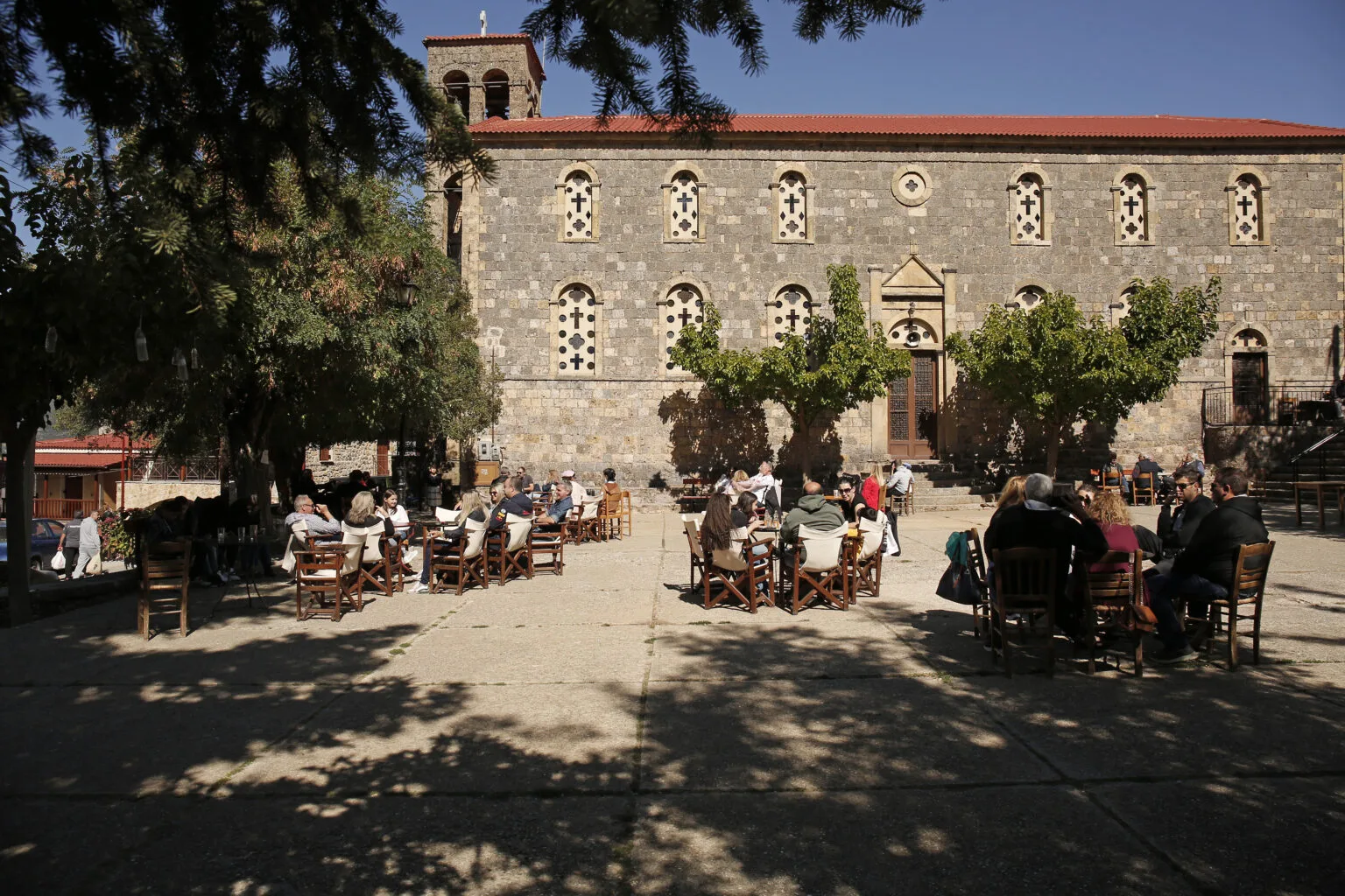 5 στάσεις στην Πελοπόννησο για βουτιές, πυργόσπιτα και δροσερές πλατείες 5 στάσεις στην Πελοπόννησο για βουτιές, πυργόσπιτα και δροσερές πλατείες