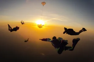 Nitro Circus: Έξι skydivers «δείπνησαν» σε ελεύθερη πτώση από τα 13.000 πόδια