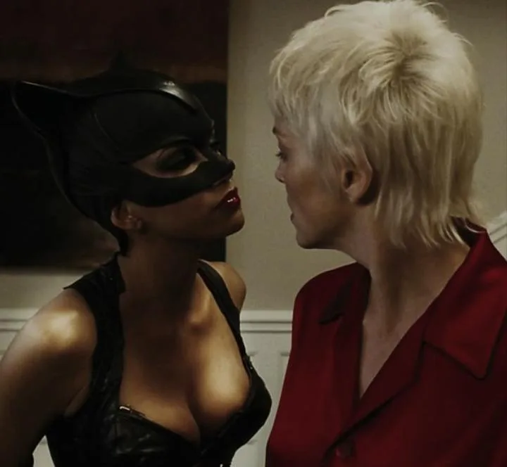 «Catwoman»: Η ταινία που έγινε συνώνυμη της αποτυχίας και τώρα αποκτά δεύτερη ζωή Η Χάλι Μπέρι και η Σάρον Στόουν σε σκηνή από την ταινία Catwoman