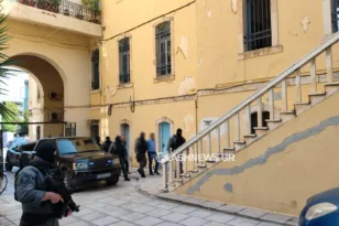 Ο ιατροδικαστής και ο τοξικολόγος κατά την προσαγωγή τους στα Δικαστήρια Χανίων