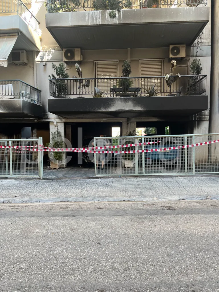 Νέος εμπρησμός σε όχημα στην Πάτρα; - Φωτιά σε πυλωτή, παραλίγο να καούν όπως στη Θεσσαλονίκη