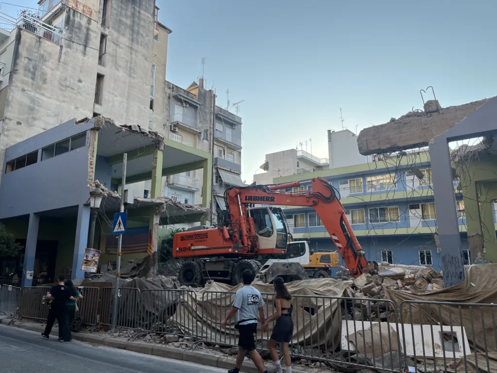 Πάτρα: Η κατεδάφιση στο Στρούμπειο ήρθε μετά από 9 χρόνια ΦΩΤΟ