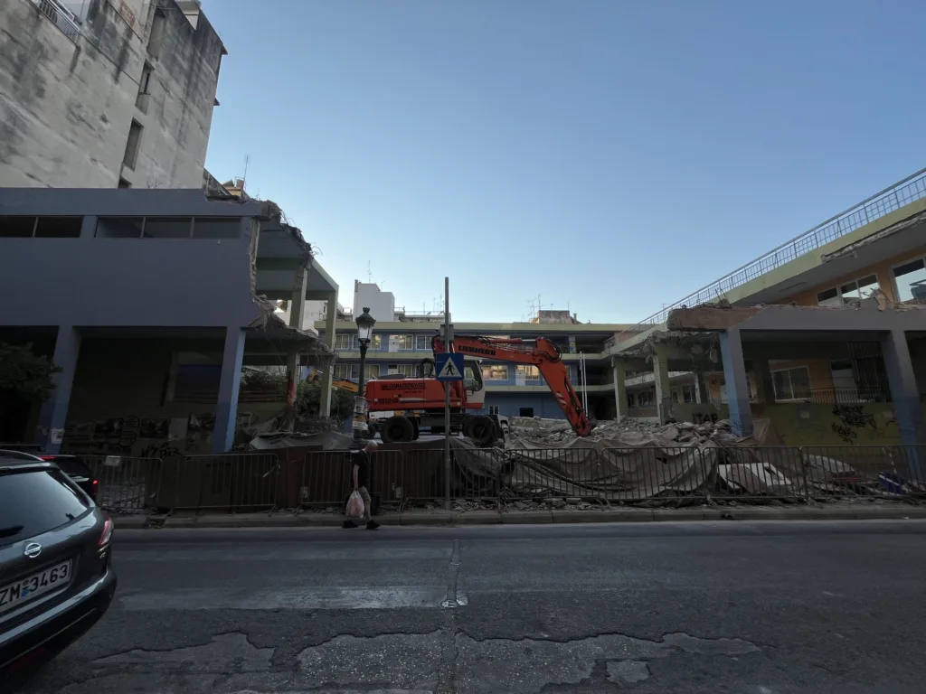 Πάτρα: Η κατεδάφιση στο Στρούμπειο ήρθε μετά από 9 χρόνια ΦΩΤΟ