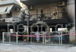 Νέος εμπρησμός σε όχημα στην Πάτρα; - Φωτιά σε πυλωτή, παραλίγο να καούν όπως στη Θεσσαλονίκη