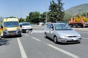 Το αυτοκίνητο που προσέκρουσε σε κολόνα στον περιφερειακό Βόλου μετά την είσοδο εντόμου στο εσωτερικό του