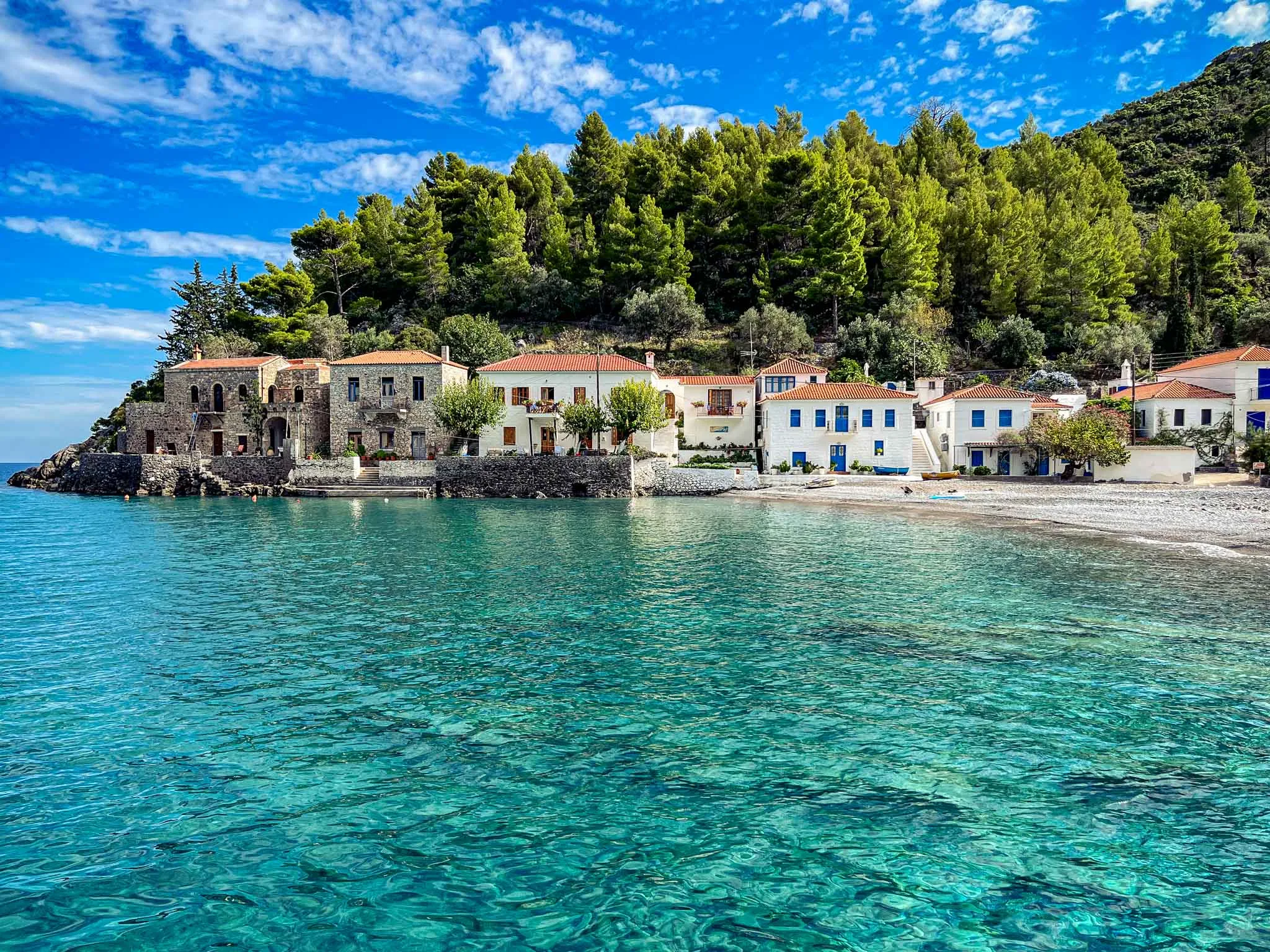 Πού να πας στην Πελοπόννησο για θάλασσα, βόλτα και φαγητό δίπλα στο κύμα