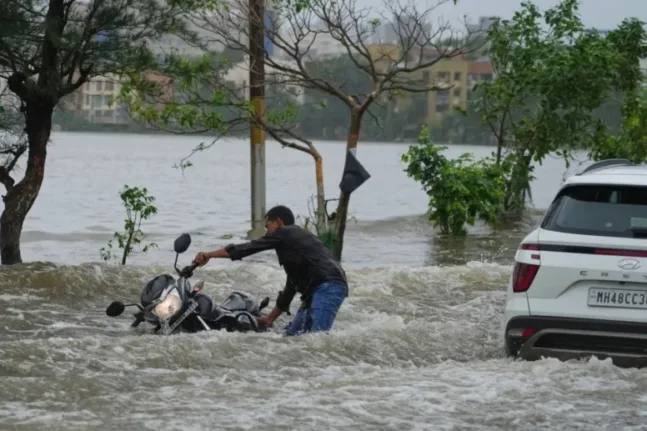 Ινδία: Φονικές πλημμύρες σε περιφέρειες, 25 άτομα έχασαν την ζωή τους
