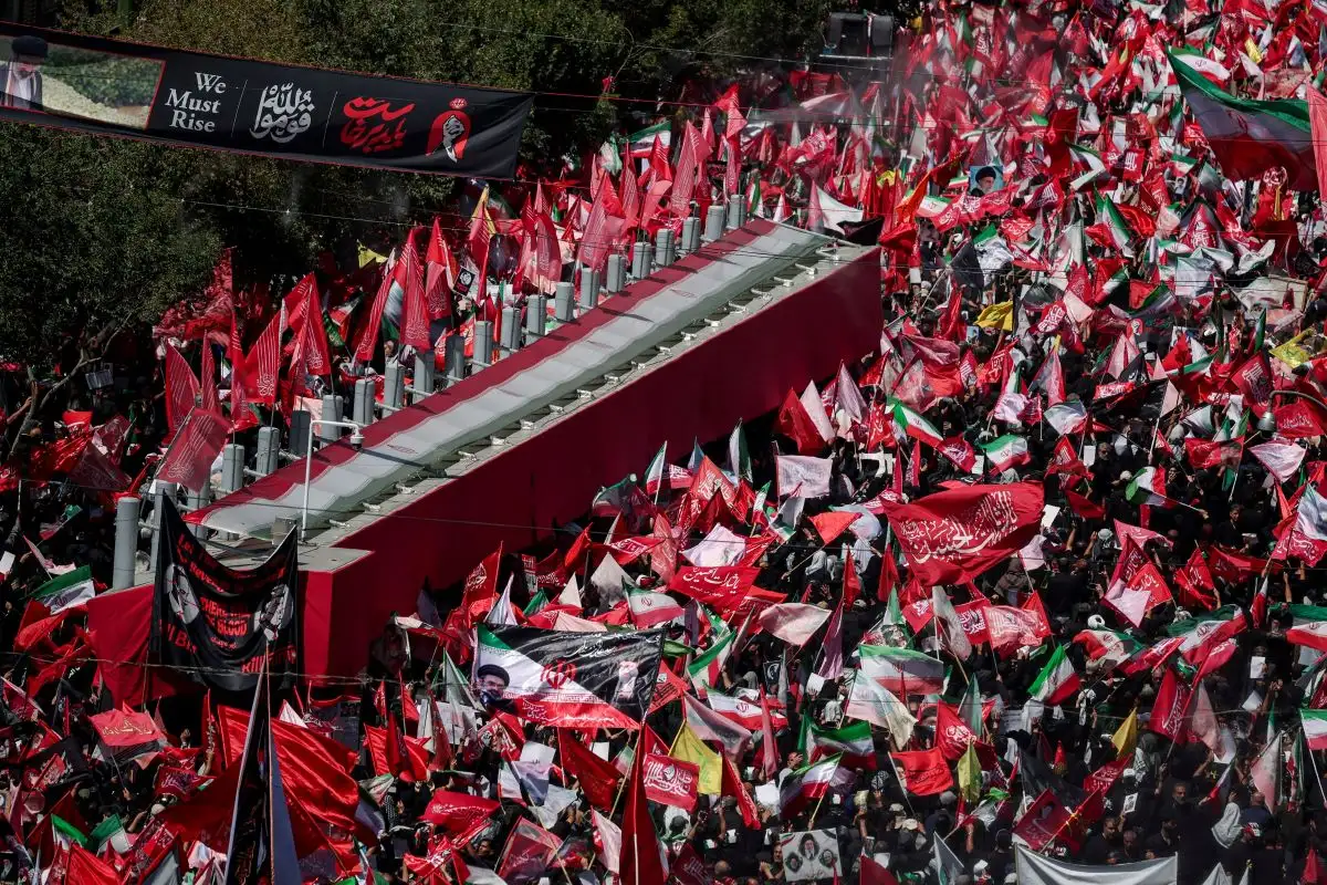 Το Ιράν αποχαιρετά τον Χαμενεΐ: Η μεγάλη τελετή στη Μασχάντ και η απουσία του διαδόχου του