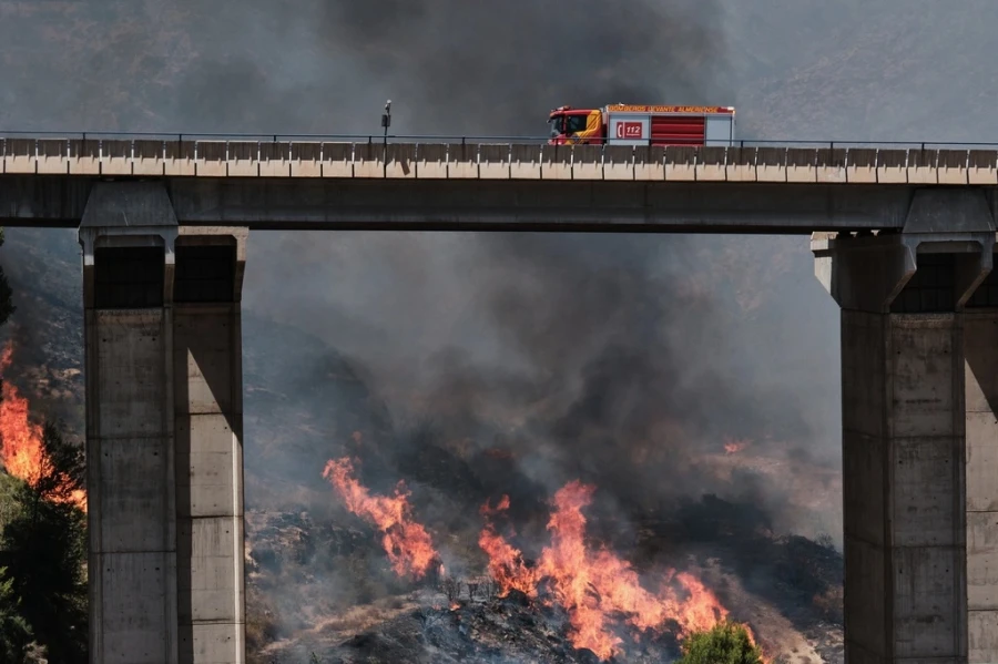 Ισπανία: Πάνω από 45.000 στρέμματα έκαψε η φωτιά στην Ορές – Εκκενώθηκαν πέντε οικισμοί Οι φωτογραφίες αποτυπώνουν τη μεγάλη πυρκαγιά στην Ορές, κοντά στη Σαραγόσα, και τις επιχειρήσεις κατάσβεσης στην Αραγονία / AP