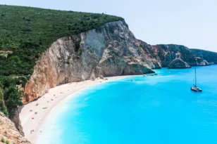 Λευκάδα χωρίς πλοίο: Η απόδραση από Πάτρα που συνδυάζει παραλίες, καραβάκια και Ιόνιο