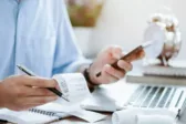 Φορολογούμενος ελέγχει στον υπολογιστή τη νέα ρύθμιση οφειλών σε έως 72 δόσεις