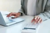 Ελεύθερος επαγγελματίας υπολογίζει τις ασφαλιστικές εισφορές και τη μελλοντική σύνταξή του