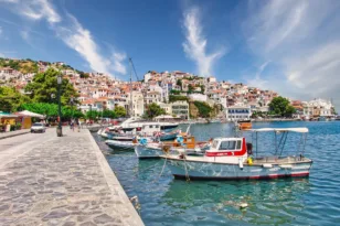 Σκόπελος: Διεθνές αφιέρωμα την κατατάσσει στους ελκυστικούς ελληνικούς προορισμούς για το 2026