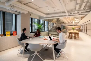 Η Gen Z δεν περιμένει την «κλασική» καριέρα: AI, δεύτερες δουλειές και δουλειά κοντά στο σπίτι