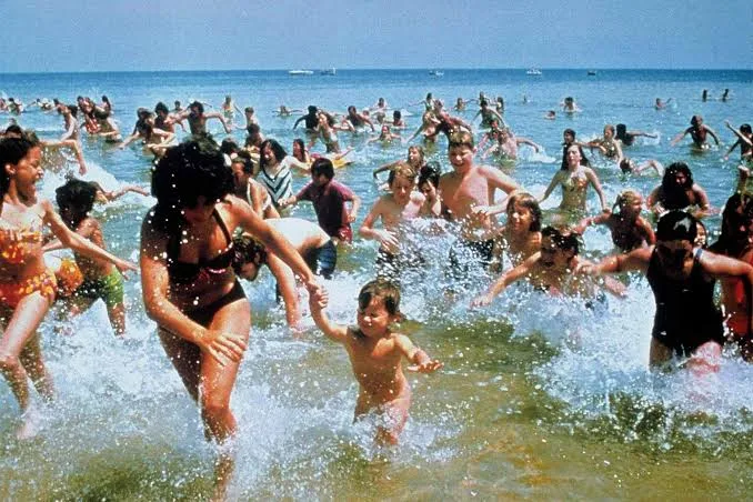 Τα «Σαγόνια του Καρχαρία»: Η ταινία που έκανε το καλοκαίρι να φοβάται τη θάλασσα