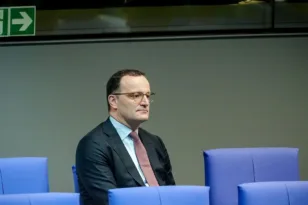 Γερμανία: Η παρένθετη μητρότητα «έριξε» τον Γενς Σπαν – Το παρασκήνιο της παραίτησης