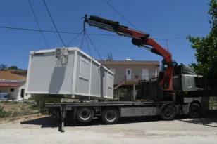 Πάτρα: Στήθηκαν οι πρώτοι οικίσκοι για τις πυρόπληκτες οικογένειες σε Βραχνεΐκα και Τσουκαλαίικα