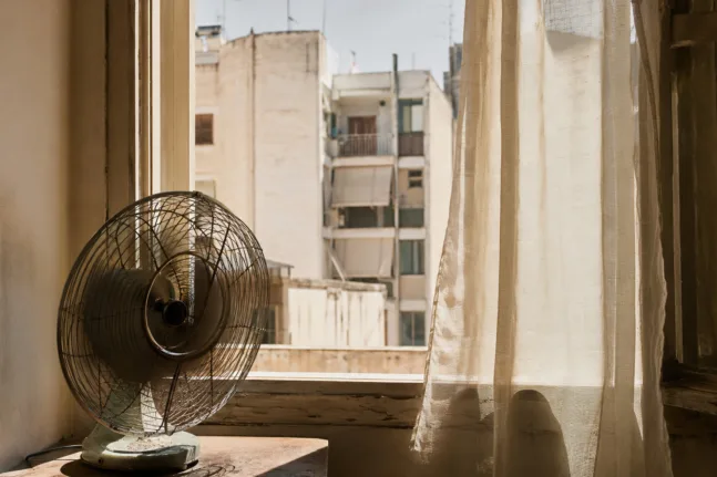 Πώς ακούγεται ο καύσωνας στο σινεμά: Τζιτζίκια, ανεμιστήρες και ανοικτά παράθυρα