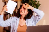 Έρευνα: Ο καύσωνας βαραίνει και την ψυχή – Η αθέατη απειλή πίσω από άγχος, αϋπνία και κατάθλιψη