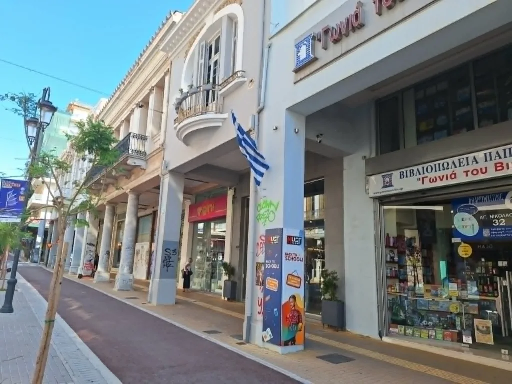 Στοές της Πάτρας: Ρολά, γκράφιτι και ζωγραφισμένες οροφές στην παλιά αγορά ΦΩΤΟ Στοές της Πάτρας: Ρολά, γκράφιτι και ζωγραφισμένες οροφές στην παλιά αγορά ΦΩΤΟ
