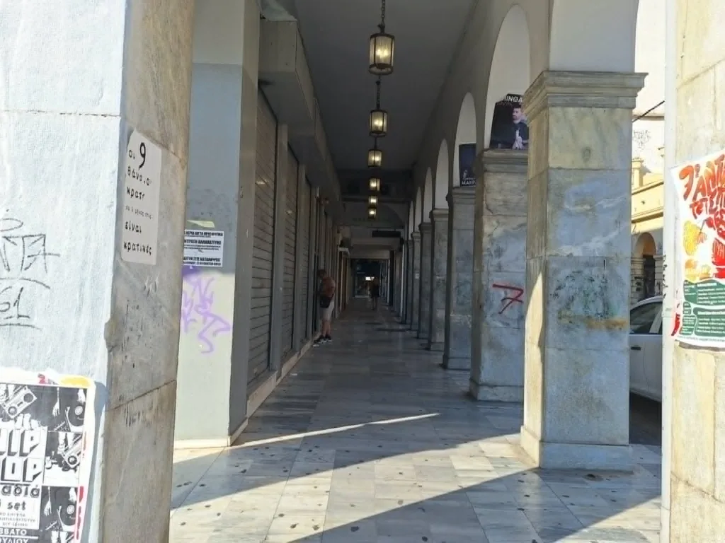 Στοές της Πάτρας: Ρολά, γκράφιτι και ζωγραφισμένες οροφές στην παλιά αγορά ΦΩΤΟ Στοές της Πάτρας: Ρολά, γκράφιτι και ζωγραφισμένες οροφές στην παλιά αγορά ΦΩΤΟ
