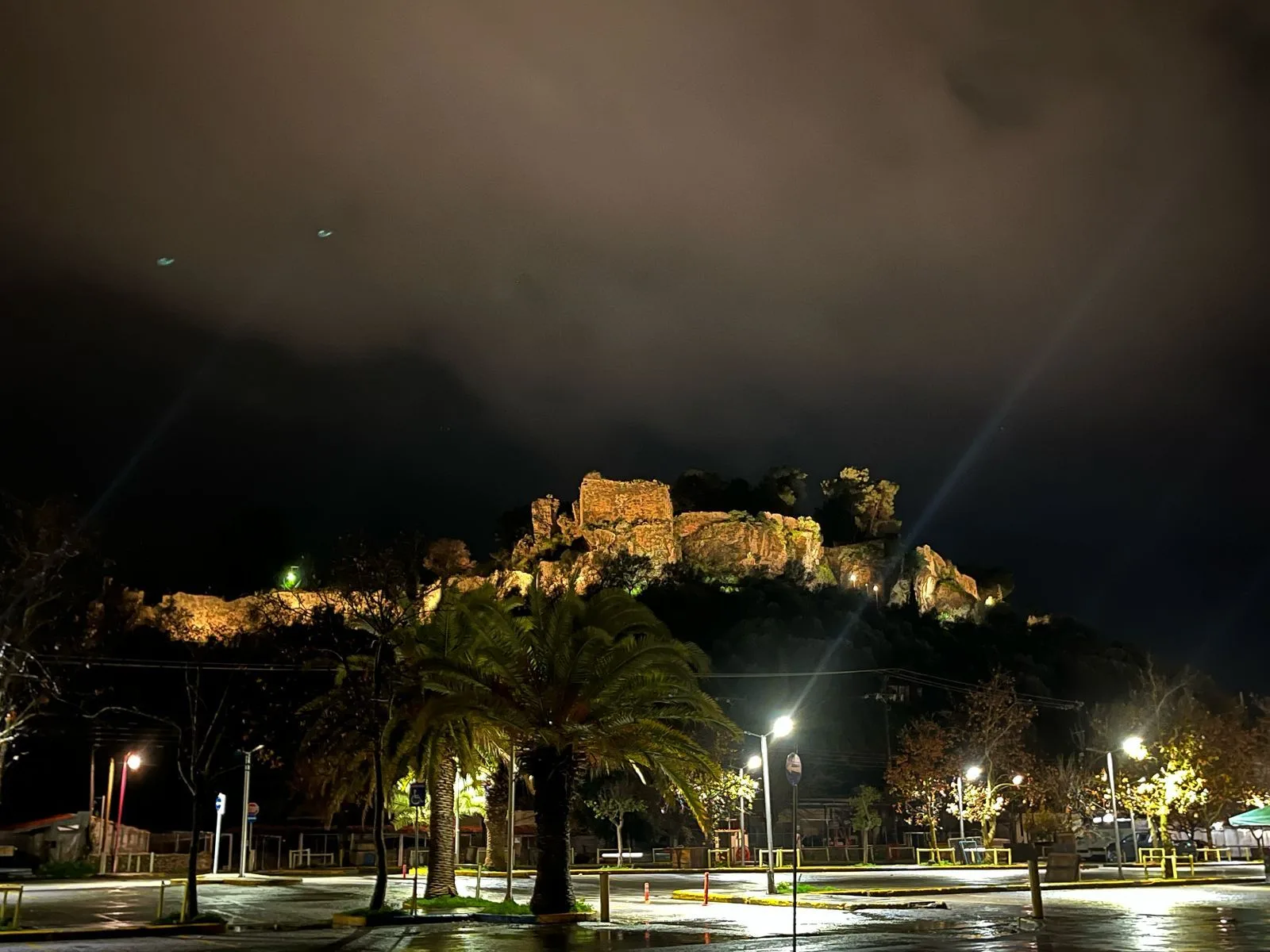 Καλαμάτα: Μπάνιο το πρωί, Παλιά Πόλη το βράδυ – Το καλοκαίρι εδώ παίζει σαν ταινία