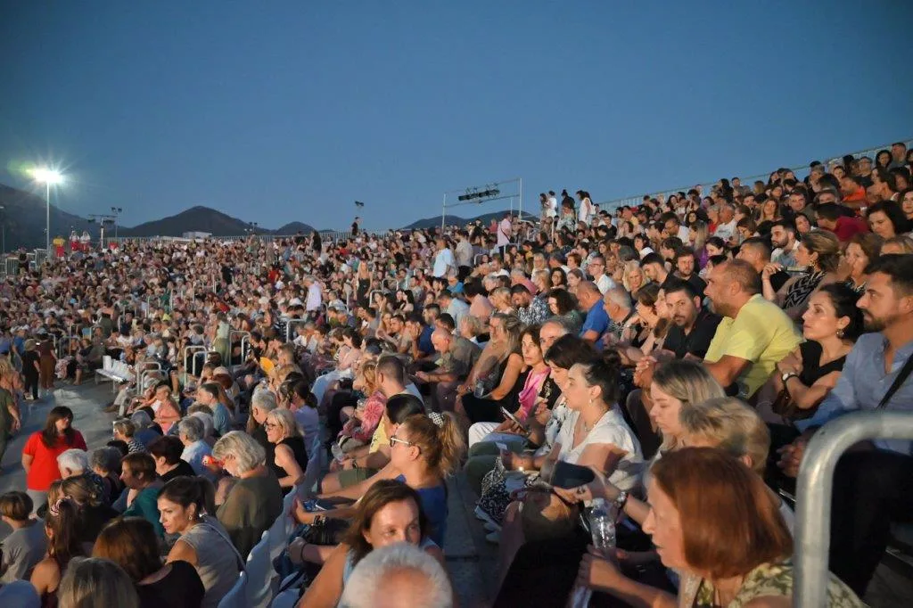 Ο «Κατά φαντασίαν ασθενής» του Μολιέρου γέμισε το Θερινό Δημοτικό Θέατρο της Πάτρας ΦΩΤΟ