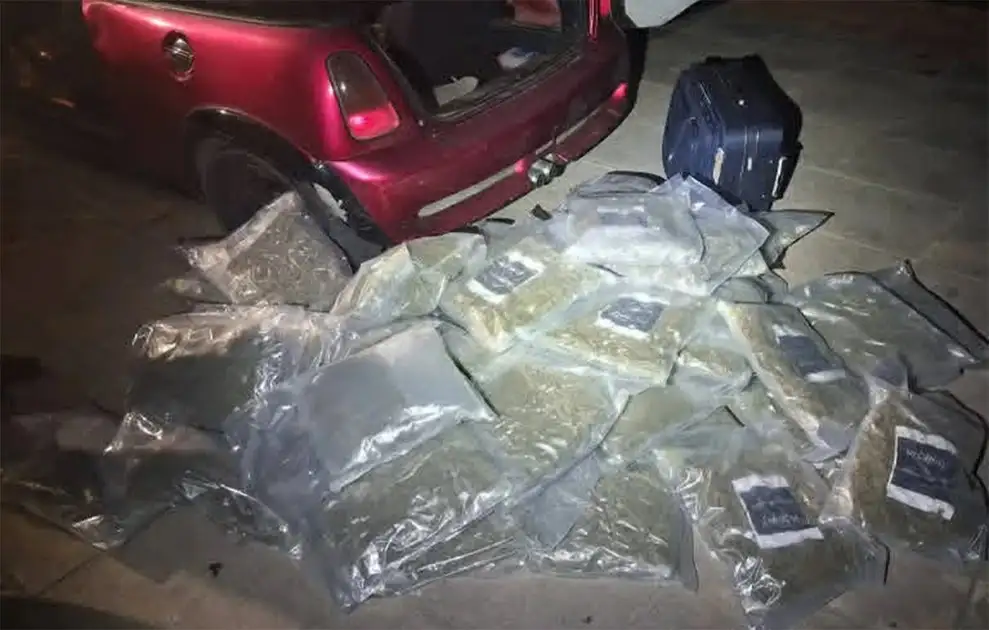Καταδίωξη στην Αγία Παρασκευή έβγαλε 61 κιλά κάνναβη: Ο ένας συνελήφθη, ο άλλος εξαφανίστηκε Καταδίωξη στην Αγία Παρασκευή έβγαλε 61 κιλά κάνναβη: Ο ένας συνελήφθη, ο άλλος εξαφανίστηκε