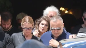 «Μπαμπά μου είχες υποσχεθεί ότι θα κακομάθεις τα εγγόνια σου και θα με βασανίσεις», συγκλόνισε στον επικήδειο ο γιος του Λορέντζο Καριέρε, ΦΩΤΟ