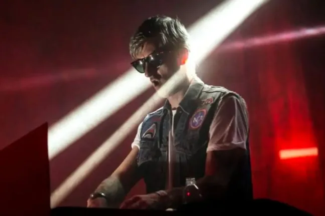 Kavinsky: Πέθανε στα 50 ο δημιουργός του «Nightcall» – Ο άνθρωπος που έντυσε το «Drive» με νέον
