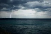 Πάτρα: Γέμισε με αστραπές και βροντές ο ουρανός στην Αχαϊκή πρωτεύουσα