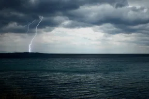 Κακοκαιρία: Ήχησε το 112 σε έξι περιοχές – 12 ώρες με ισχυρές καταιγίδες και κεραυνούς