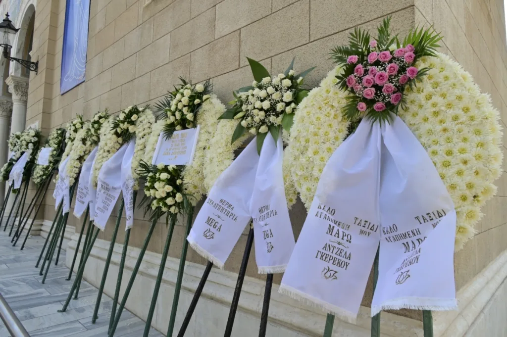 Σε κλίμα συγκίνησης το τελευταίο «αντίο» στη Μάρω Κοντού - Στη Μητρόπολη Αθηνών η σορός της