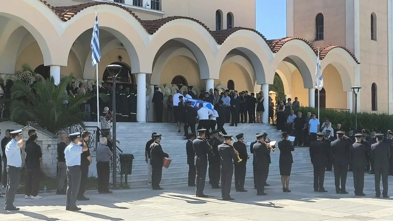 Αγρίνιο: Οι γονείς αποχαιρέτησαν το μοναχοπαίδι τους – Με τιμές ήρωα κηδεύτηκε ο 27χρονος πυροσβέστης Κωνσταντίνος Λαιμοδέτης ΦΩΤΟ Αγρίνιο: Οι γονείς αποχαιρέτησαν το μοναχοπαίδι τους – Με τιμές ήρωα κηδεύτηκε ο 27χρονος πυροσβέστης Κωνσταντίνος Λαιμοδέτης ΦΩΤΟ