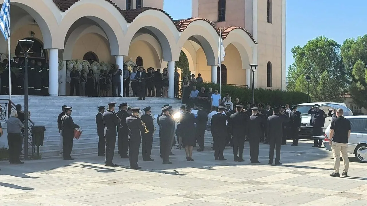 Αγρίνιο: Οι γονείς αποχαιρέτησαν το μοναχοπαίδι τους – Με τιμές ήρωα κηδεύτηκε ο 27χρονος πυροσβέστης Κωνσταντίνος Λαιμοδέτης ΦΩΤΟ Αγρίνιο: Οι γονείς αποχαιρέτησαν το μοναχοπαίδι τους – Με τιμές ήρωα κηδεύτηκε ο 27χρονος πυροσβέστης Κωνσταντίνος Λαιμοδέτης ΦΩΤΟ