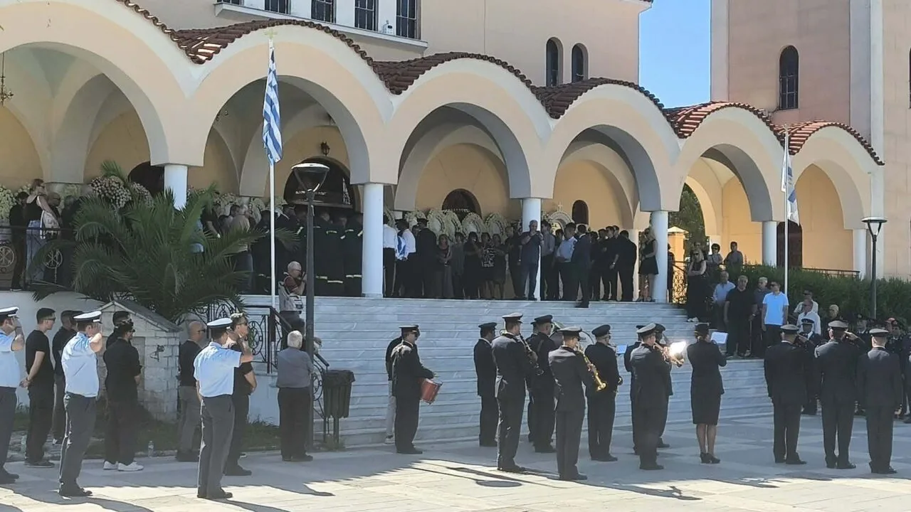Αγρίνιο: Οι γονείς αποχαιρέτησαν το μοναχοπαίδι τους – Με τιμές ήρωα κηδεύτηκε ο 27χρονος πυροσβέστης Κωνσταντίνος Λαιμοδέτης ΦΩΤΟ Αγρίνιο: Οι γονείς αποχαιρέτησαν το μοναχοπαίδι τους – Με τιμές ήρωα κηδεύτηκε ο 27χρονος πυροσβέστης Κωνσταντίνος Λαιμοδέτης ΦΩΤΟ