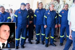 Αγρίνιο: Οι γονείς αποχαιρέτησαν το μοναχοπαίδι τους – Με τιμές ήρωα κηδεύτηκε ο 27χρονος πυροσβέστης Κωνσταντίνος Λαιμοδέτης ΦΩΤΟ